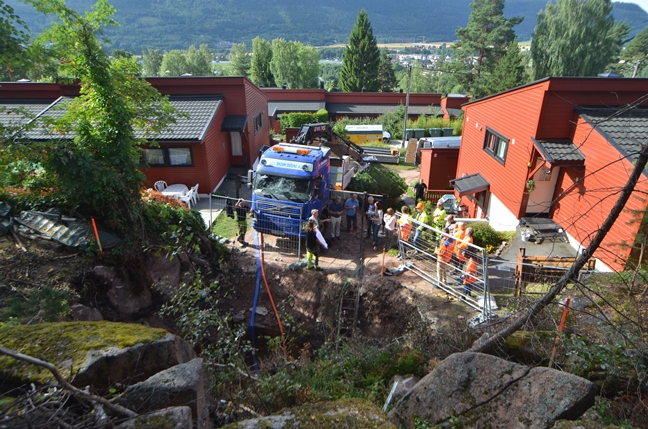 I borettslaget Brøttet i Drammen ble det etablert kirurgiske gravehull der Båsum Boring AS boret i fjell og løsmasser i en stjerneform for å trekke nye vannledninger inn til de 121 boenhetene. Dermed ble det realisert et nytt, felles rørsystem med minimal oppgraving. Foto: Odd Borgestrand